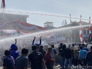 Adegan Huru-hara Saat Simulasi Pengamanan Pilkada di Kota Sukabumi Adegan Huru-hara Saat Simulasi Pengamanan Pilkada di Kota Sukabumi