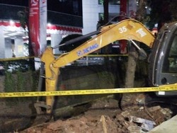 Penampakan Lokasi Pipa Gas Bocor di Kuningan Jaksel Dipasangi Garis Polisi