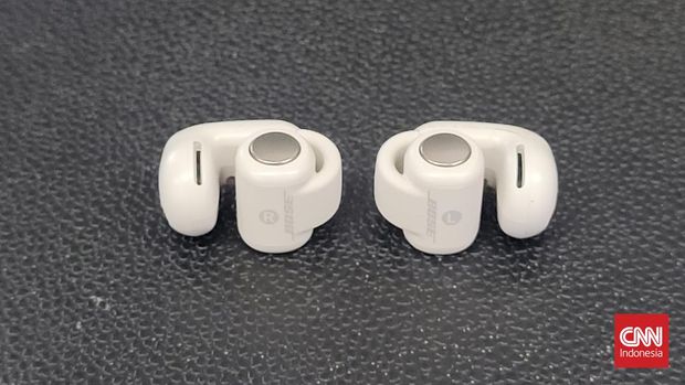 TWS Bose Ultra Open Earbuds True Wireless Stereo (TWS) Bose Ultra Open Earbuds resmi diluncurkan pada Maret 2024 lalu dengan mengusung desain unik bak anting yang dibanderol Rp4,999 juta.