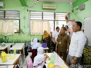 Walkot Eri Larang Iuran Siswa SDN-SMPN, Terbukti Melanggar Akan Dicopot! Walkot Eri Larang Iuran Siswa SDN-SMPN, Terbukti Melanggar Akan Dicopot!