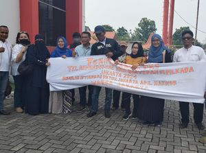 Sejumlah Warga Bentangkan Spanduk di DPP PKS dan PKB, Harap Tetap Usung Anies