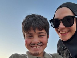 Zaskia Mecca dan Ratna Galih Hibur Anak-anak Palestina di Tenda Pengungsian