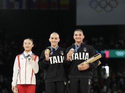 Aww, Gemas... Momen Viral Pesenam China Ikutan Gigit Medali