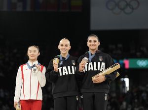 Aww, Gemas... Momen Viral Pesenam China Ikutan Gigit Medali