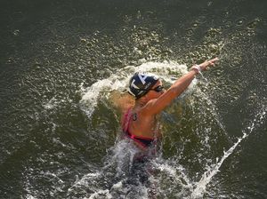 Aksi Atlet Renang Maraton Olimpiade Arungi Sungai Seine yang Tercemar