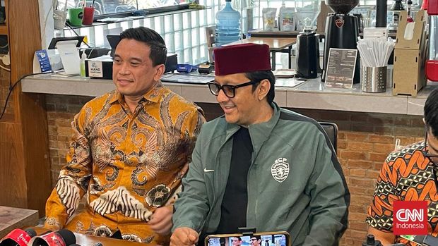 Andre Taulany Andre Taulany didampingi pengacaranya, Novio Manurung, saat menjelaskan perihal gugatan cerai terhadap istrinya, Rien Wartia Trigina, di Jakarta Selatan, Kamis (8/8/2024).