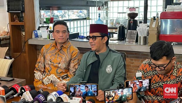 Andre Taulany didampingi pengacaranya, Novio Manurung, saat menjelaskan perihal gugatan cerai terhadap istrinya, Rien Wartia Trigina, di Jakarta Selatan, Kamis (8/8/2024).