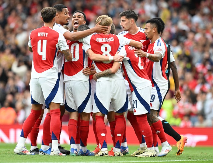 LONDON, ENGLAND - AUGUST 07: Arsena; players celebrate the 2nd goal, scored by Leandro Trossard during the pre-season friendly match between Arsenal and Bayer 04 Leverkusen at Emirates Stadium on August 07, 2024 in London, England. (Photo by Stuart MacFarlane/Arsenal FC via Getty Images)