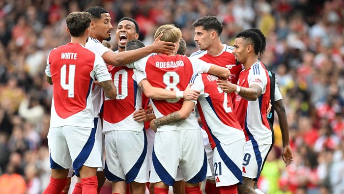 LONDON, ENGLAND - AUGUST 07: Arsena; players celebrate the 2nd goal, scored by Leandro Trossard during the pre-season friendly match between Arsenal and Bayer 04 Leverkusen at Emirates Stadium on August 07, 2024 in London, England. (Photo by Stuart MacFarlane/Arsenal FC via Getty Images)