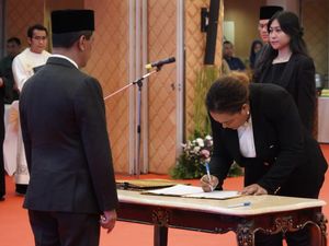 Bahlil Lantik 8 Pejabat Eselon II, Ada Perempuan dari Papua