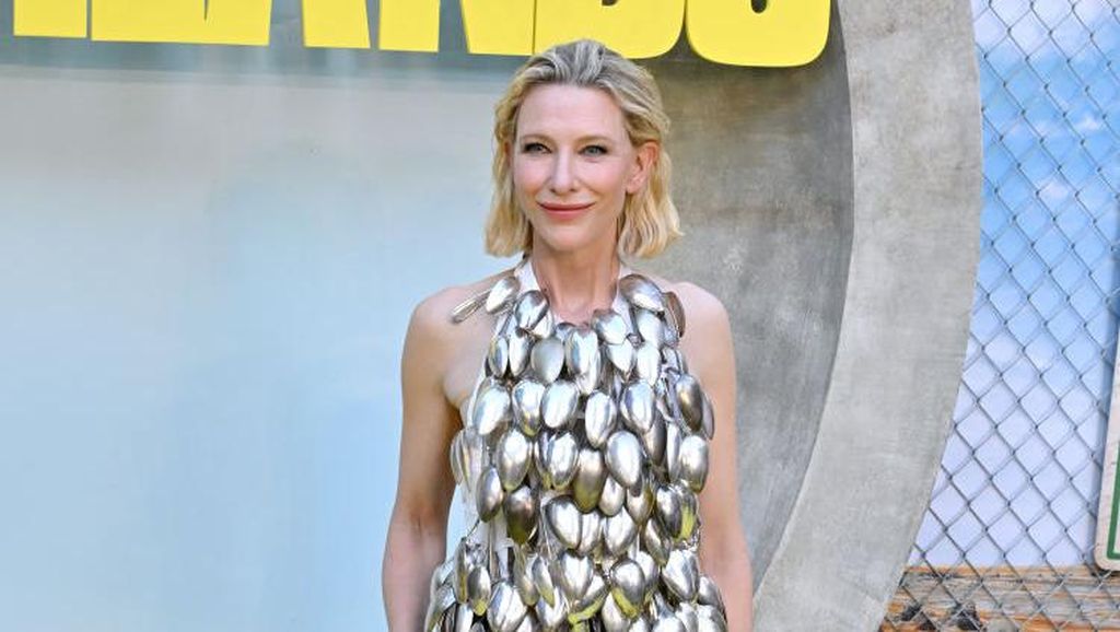 5 Potret Cate Blanchett Bergaya Unik, Pakai Baju dari Sendok Bekas 5 Potret Cate Blanchett Bergaya Unik, Pakai Baju dari Sendok Bekas