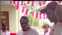 Gaya David Bayu saat Promosikan Roti Buaya di Gerainya