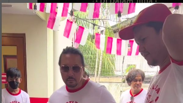 Gaya David Bayu saat Promosikan Roti Buaya di Gerainya