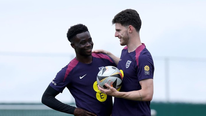 BLANKENHAIN, GERMANY - JULY 12: Bukayo Saka and Declan Rice of England talk during a training session at Spa & Golf Resort Weimarer Land on July 12, 2024 in Blankenhain, Germany. (Photo by Eddie Keogh - The FA/The FA via Getty Images)