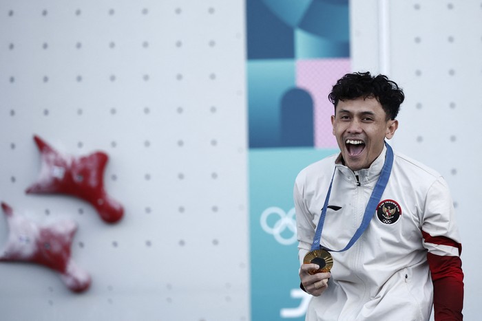 Paris 2024 Olympics - Climbing - Mens Speed Victory Ceremony - Le Bourget Sport Climbing Venue, Le Bourget, France - August 08, 2024. Gold medallist Veddriq Leonardo of Indonesia celebrates of the podium REUTERS/Benoit Tessier