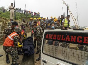 Evakuasi Jenazah Jatuhnya Helikopter di Hutan Nepal