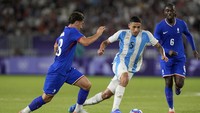 Ezequiel Fernández - Argentina. Kelihaiannya mengolah si kulit bundar, terutama dengan kaki kiri, membuat Fernandez sukses mencuri perhatian. Pekan ini pemain 22 tahun itu digaet klub Arab Saudi Al Qadsiah. Foto: AP/Rebecca Blackwell