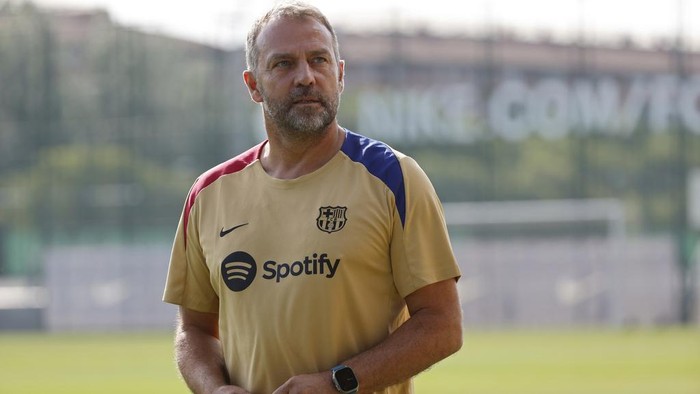 Barcelonas new coach Hansi Flick takes part in a pre-season training session in Barcelona, Spain, Friday, July 19, 2024. (AP Photo/Joan Monfort)