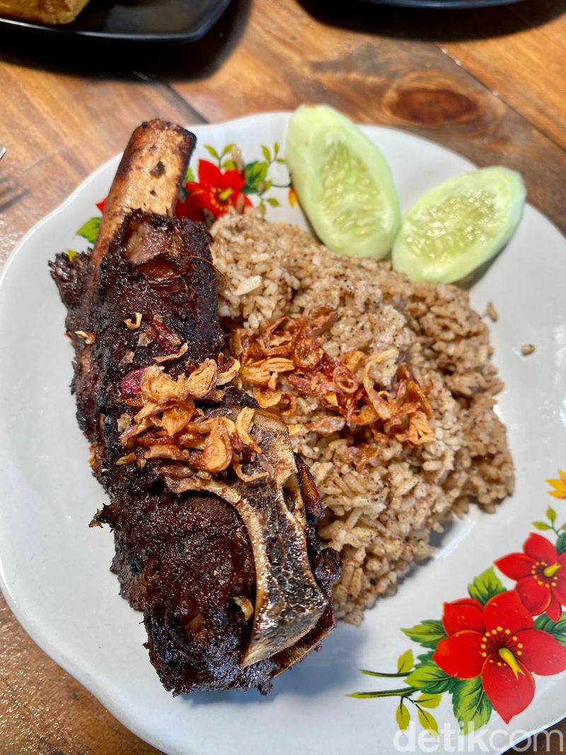 Iga Bakar Terenak di Rawamangun, Harus Rela Antre Berjam-jam!