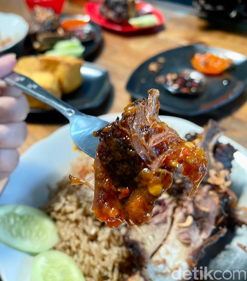 Iga Bakar Terenak di Rawamangun, Harus Rela Antre Berjam-jam!