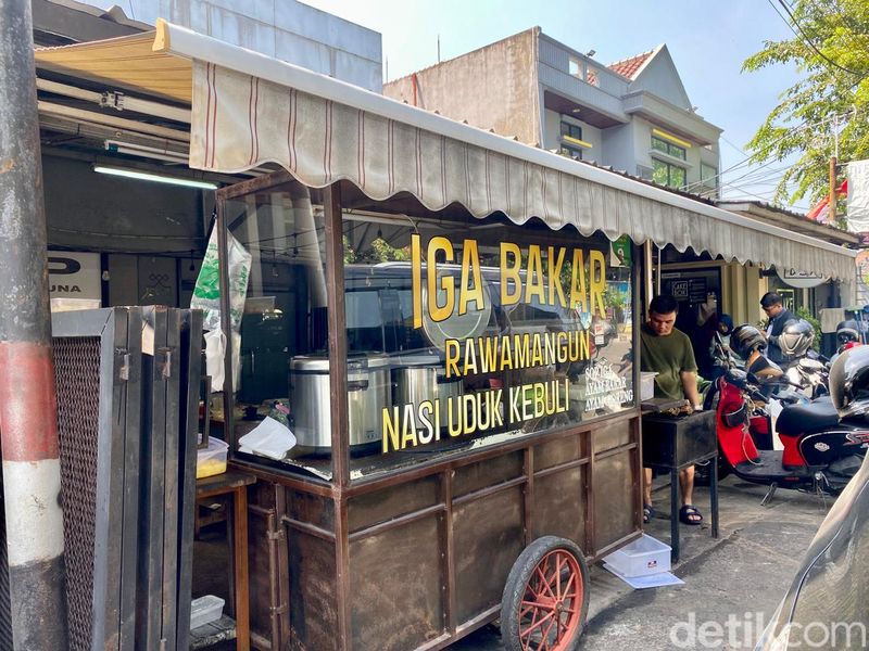 Iga Bakar Terenak di Rawamangun, Harus Rela Antre Berjam-jam!