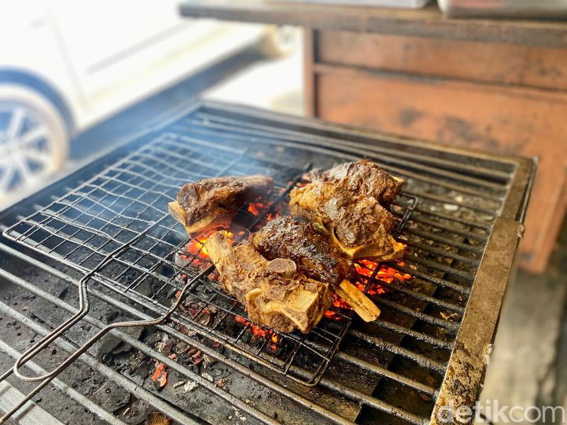 Iga Bakar Terenak di Rawamangun, Harus Rela Antre Berjam-jam!