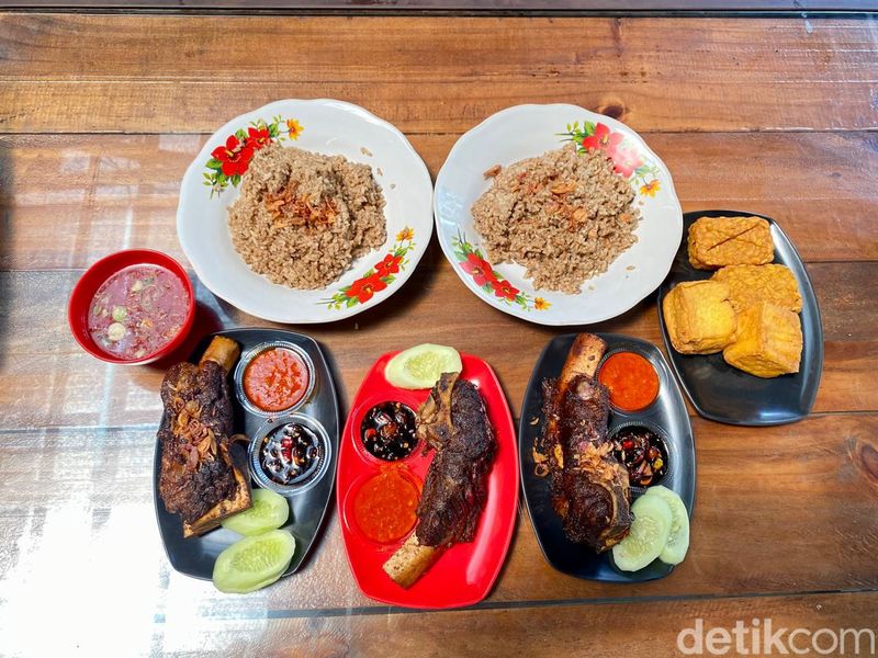Iga Bakar Terenak di Rawamangun, Harus Rela Antre Berjam-jam!