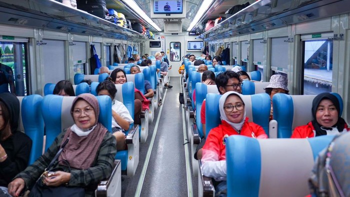 Ilustrasi Naik Kereta Api KAI