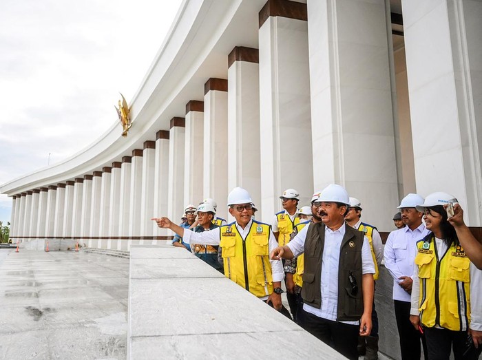 Menteri Koordinator Bidang Politik, Hukum dan Keamanan Hadi Tjahjanto (tengah) bareng  Ketua Satgas Pembangunan Infrastruktur IKN Danis Sumadilaga (kiri), dan Direktorat Jenderal Cipta Karya Diana Kusumastuti (kanan) menganalisa progres pembangunan Istana Negara di saat temu Pemred media di IKN, Kabupaten Penajam Paser Utara, Kalimantan Timur, Rabu (7/8/2024). Menko Polhukam menyatakan IKN telah siap mengadakan HUT Ke-79 RI pada 17 Agustus mendatang. ANTARA FOTO/Rivan Awal Lingga/foc.