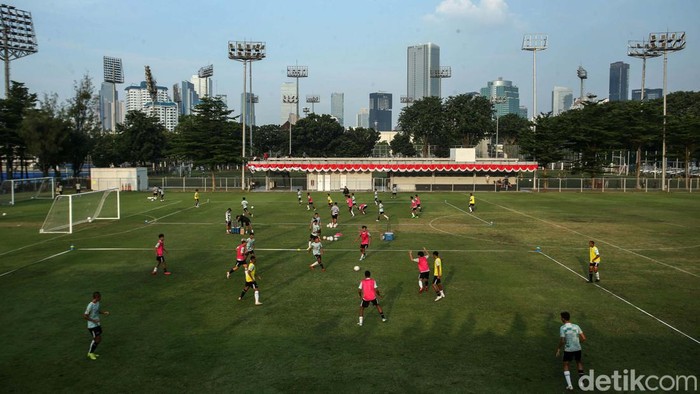 Jelang Kualifikasi Piala Asia, Timnas U-17 Geber Latihan Timnas U-17 terus menggebar latihan jelang kualifikasi Piala Asia U-17 2025. Sang pelatih Nova Arianto berharap mereka bisa ke putaran final Piala Asia U-17 2025.