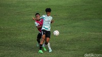 Pada latihan kali ini nampak para pemain masih mematangkan operan bola dan sedikit taktik.