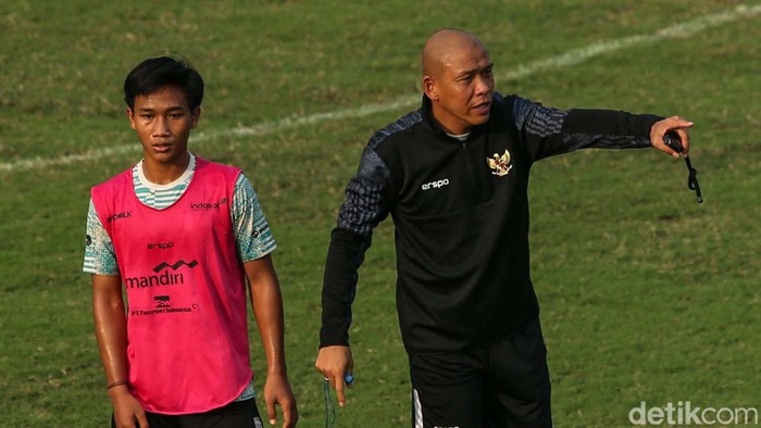 Timnas U-17 terus menggebar latihan jelang kualifikasi Piala Asia U-17 2025. Sang pelatih Nova Arianto berharap mereka bisa ke putaran final Piala Asia U-17 2025.