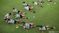 Para pemain Timnas U-17 melakukan peregangan.