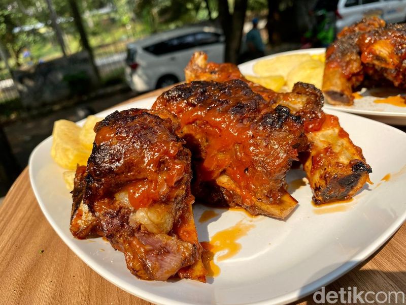 Jualan Sejak 20 Tahun Lalu, Iga Bakar Viral Ini Punya Belasan Cabang