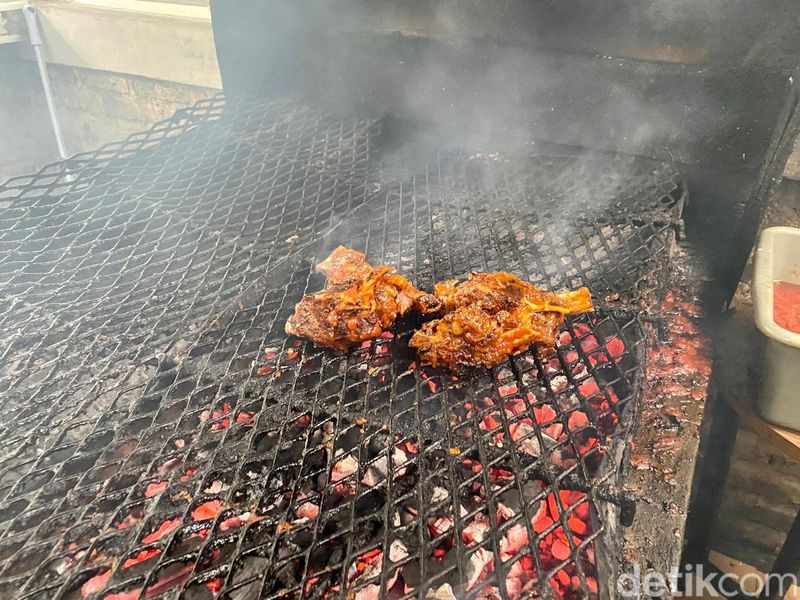 Jualan Sejak 20 Tahun Lalu, Iga Bakar Viral Ini Punya Belasan Cabang