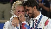 7 Foto Pasangan Petenis Viral: Putus Cinta Dulu, Raih Emas Olimpiade Kemudian