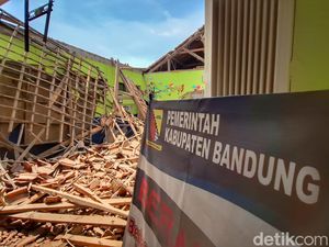 Bupati Bandung Upayakan Anggarkan Renovasi SDN Dahniar yang Ambruk Bupati Bandung Upayakan Anggarkan Renovasi SDN Dahniar yang Ambruk