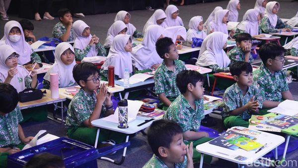 Lomba Menulis dengan Tangan untuk Perkuat Literasi