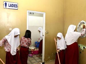 Menanamkan Pendidikan Karakter Lewat Bersih-bersih Sekolah Menanamkan Pendidikan Karakter Lewat Bersih-bersih Sekolah