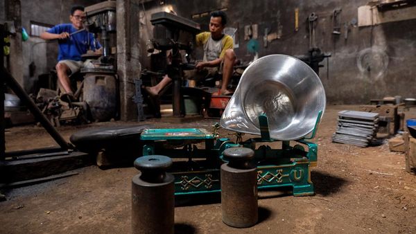 Mengintip Produksi Timbangan Meja Tradisional yang Masih Eksis