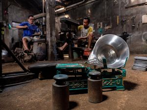 Mengintip Produksi Timbangan Meja Tradisional yang Masih Eksis