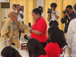 Ditemui Mensos Risma, Korban TPPO di Kupang Curhat hingga Menangis