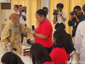 Ditemui Mensos Risma, Korban TPPO di Kupang Curhat hingga Menangis Ditemui Mensos Risma, Korban TPPO di Kupang Curhat hingga Menangis