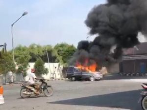 Mobil Kijang Ludes Terbakar Saat Antre BBM di SPBU Mojokerto