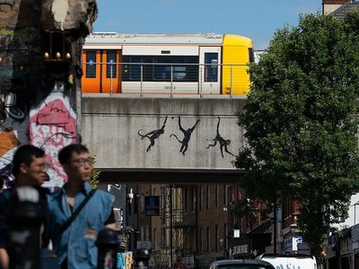 Mural Siluet Hitam Kambing hingga Monyet Banksy Curi Perhatian