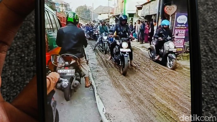 Pemotor Lindas Jalan yang Baru Dicor di Cimahi