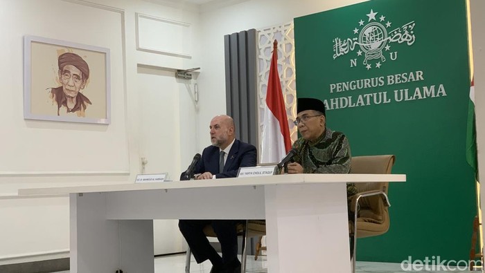 Penasihat Presiden Palestina, Mahmoud Al-Habbash dan Ketum PBNU Yahya Cholil Staquf (Taufiq S/detikcom)