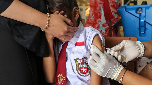 Ekspresi Siswa SD di Semarang saat Disuntik Imunisasi