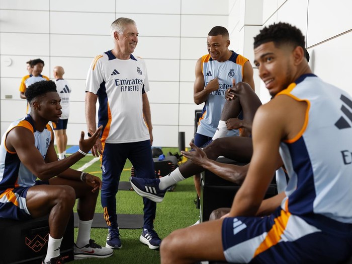 MADRID, SPAIN - AUGUST 07: Real Madrid squad, and Carlo Ancelotti, coach of Real Madrid at Valdebebas training ground on August 07, 2024 in Madrid, Spain. (Photo by Victor Carretero/Real Madrid via Getty Images)