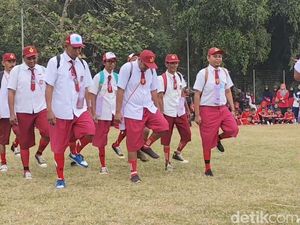 Saat Perangkat Desa Adu Kekompakan Baris Berbaris di Indramayu Saat Perangkat Desa Adu Kekompakan Baris Berbaris di Indramayu